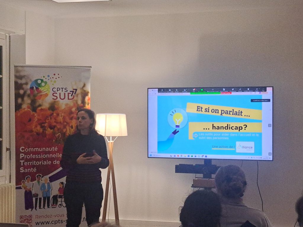 Emmeline SALIS, devant l'écran de projection commence la formation